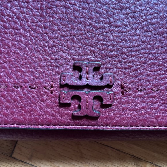 Tory Burch McGraw Embellished Pebbled Leather Wallet Crossbody Burgundy Heritage - Picture 2 of 10